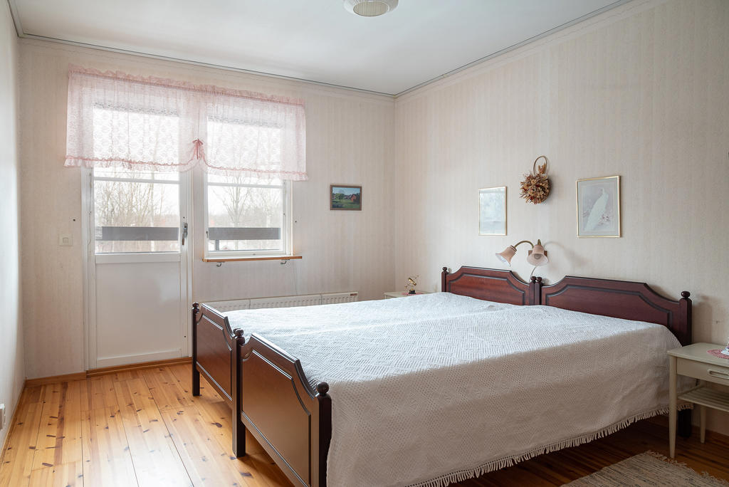 Sovrum 2 - med utgång till balkong