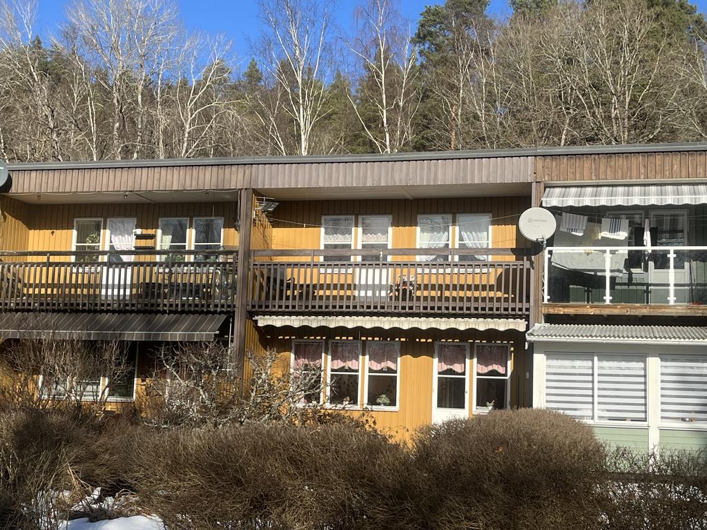 Solig södersida med såväl uteplats som balkong