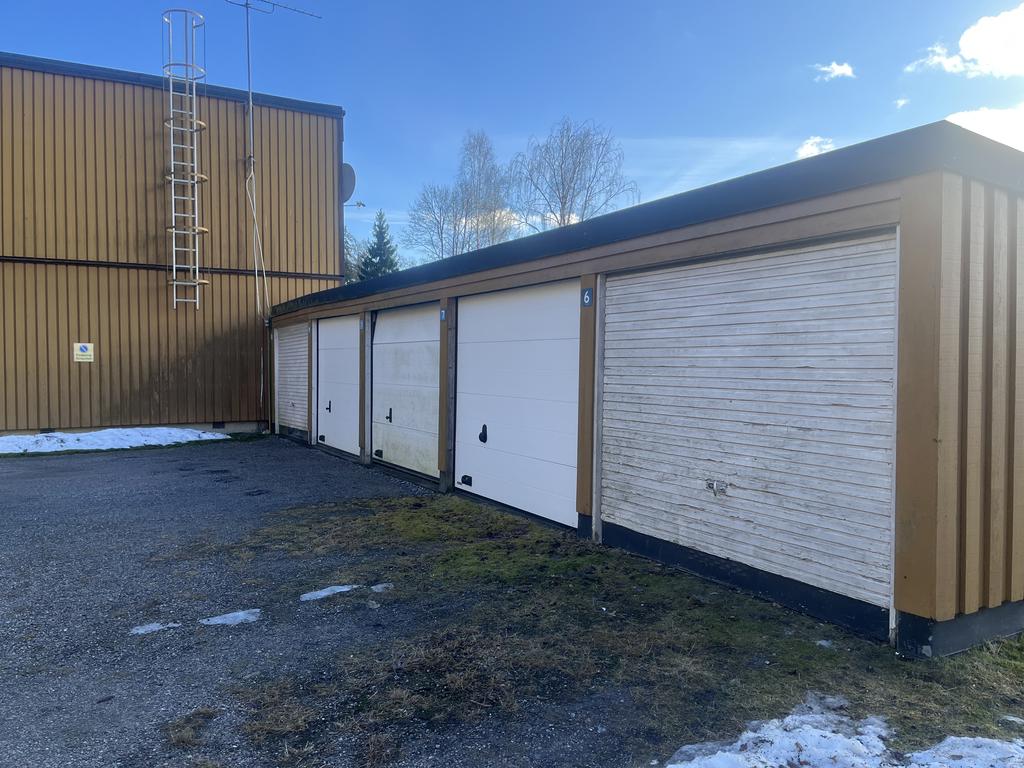 Garage i länga (det i mitten)