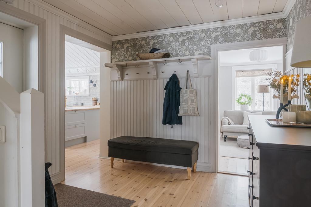 Ljus och trivsam hall välkomnar dig!