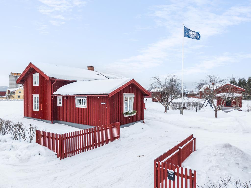 En charmig kringbyggd gård som skapar en skyddad och trivsam miljö med härlig gårdskänsla.