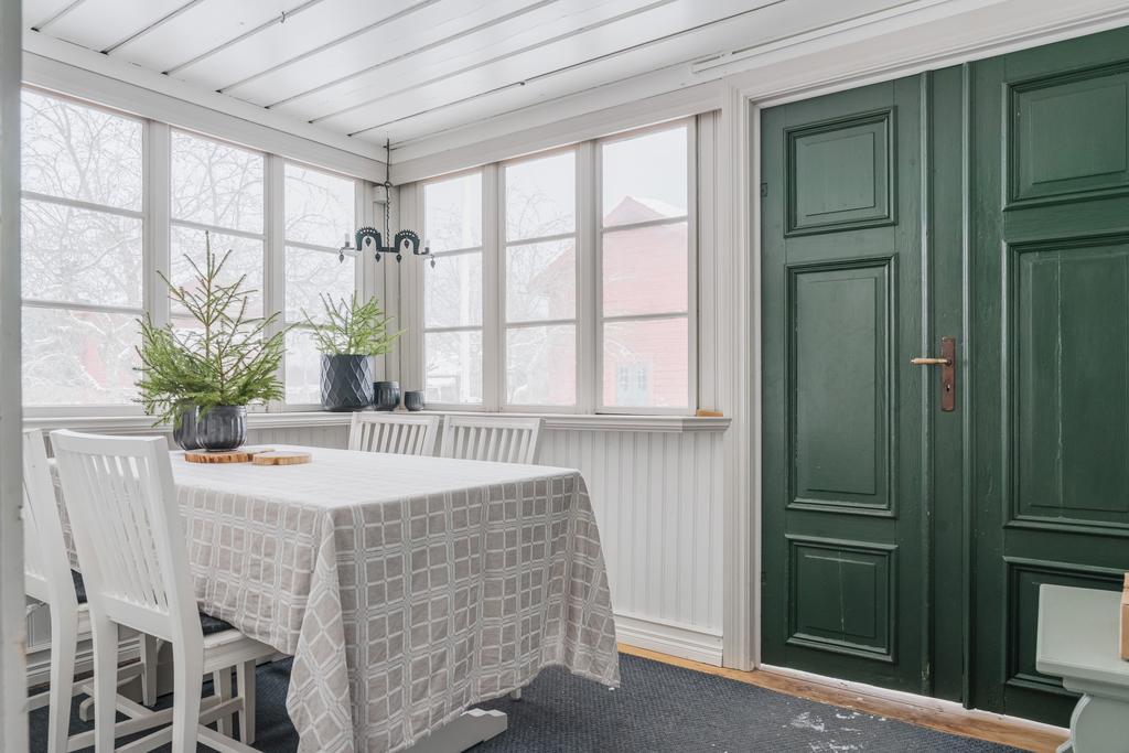 Här finns ett inglasat uterum som du först passerar innan du når ytterdörren.