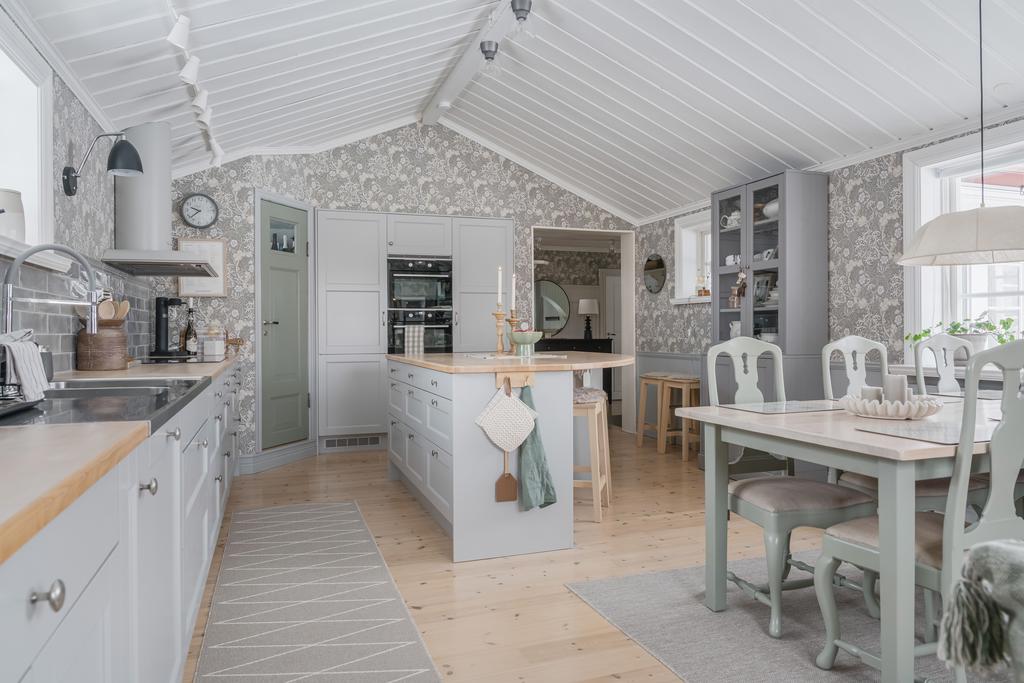 Detaljer som ger köket en varm karaktär.