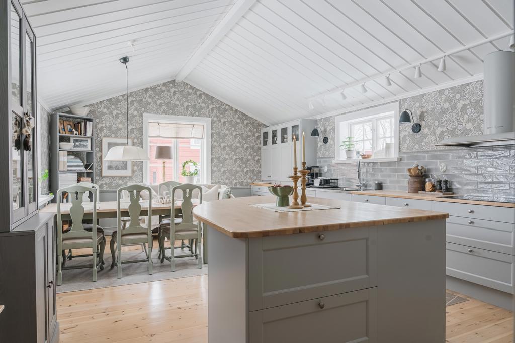 Trivsamt kök med bra förvaringsmöjligheter.