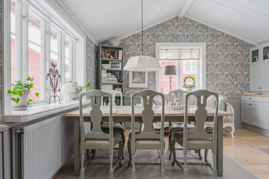 I direkt anslutning till köket finns en rymlig matplats med gott om plats för större sällskap.