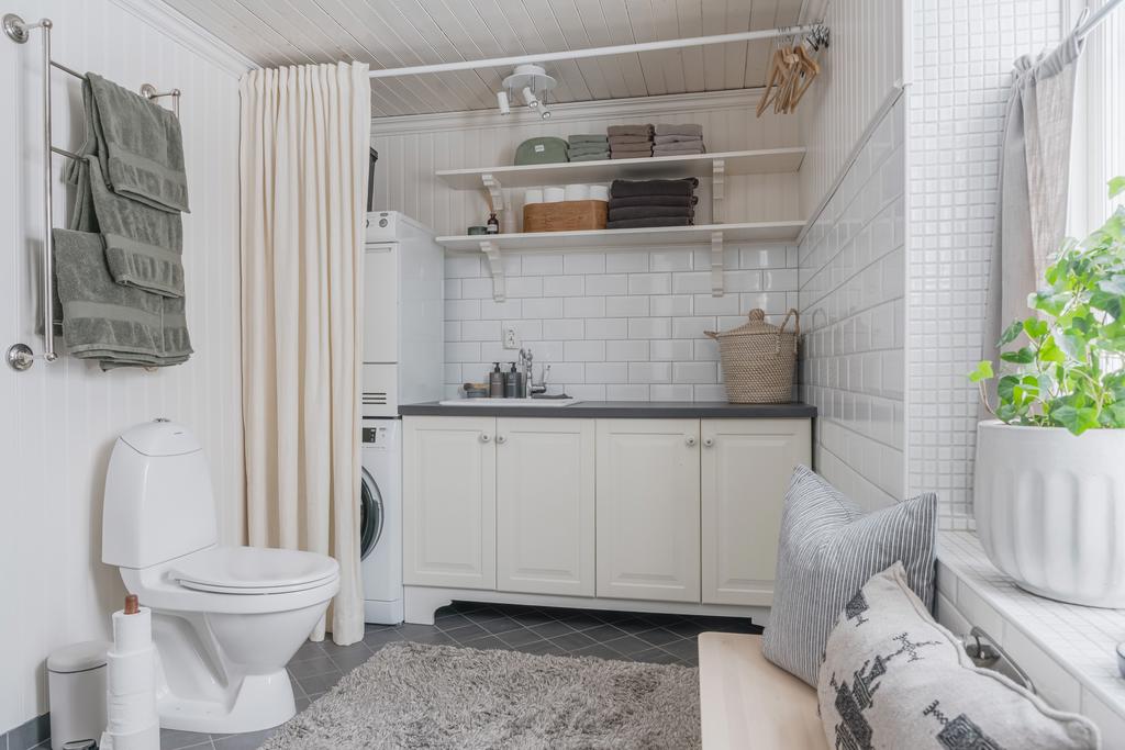 Badrum med tvättmaskin och torktumlare.