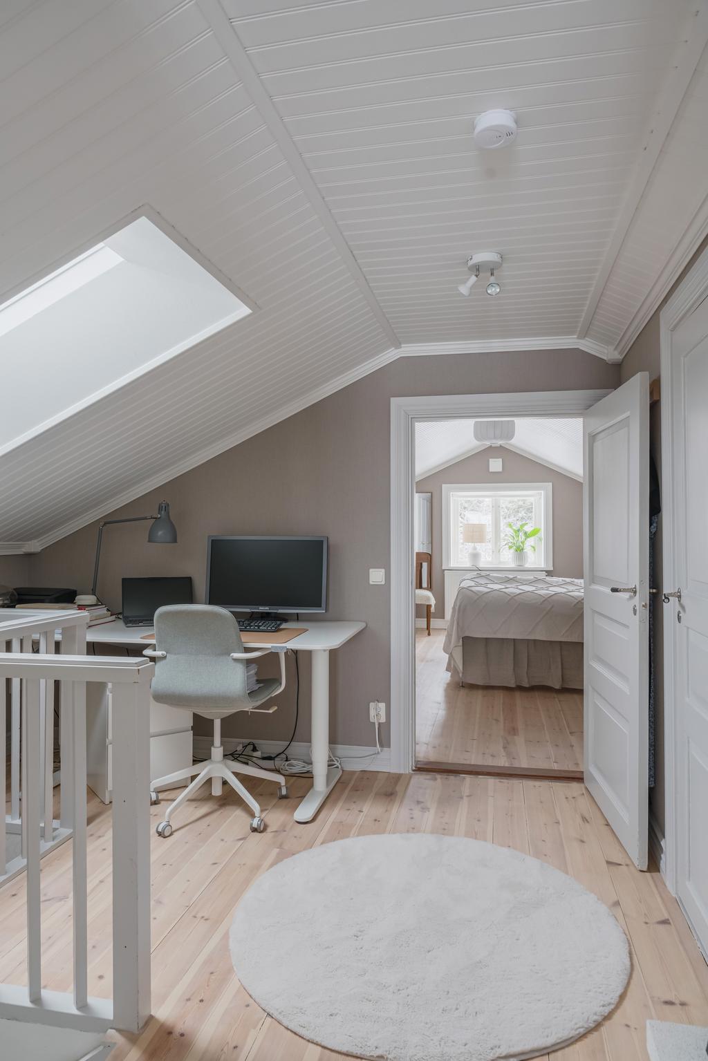 Vy in mot sovrum 1 på ovanvåning.