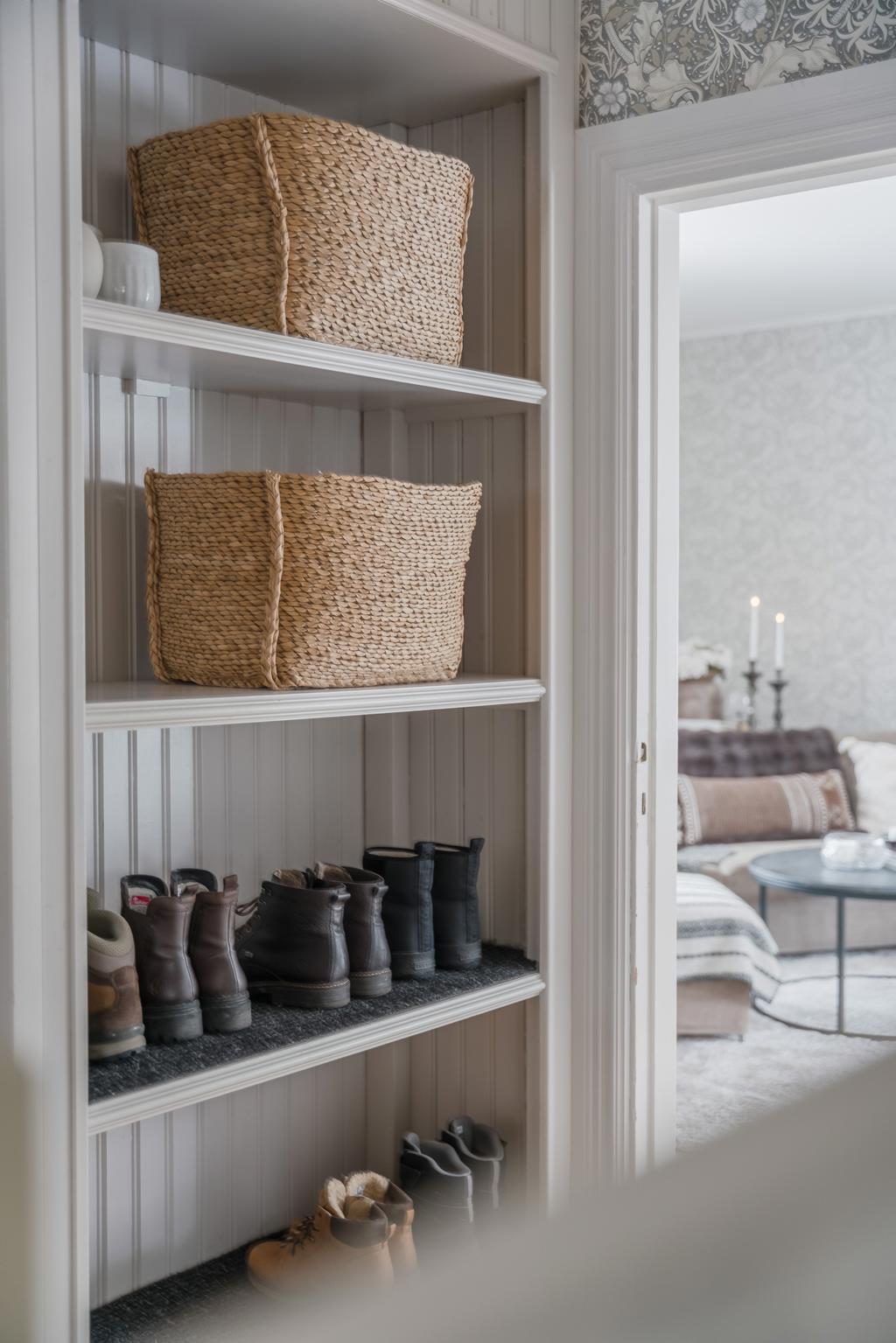 Detaljbild från hallen md vy in mot vardagsrum