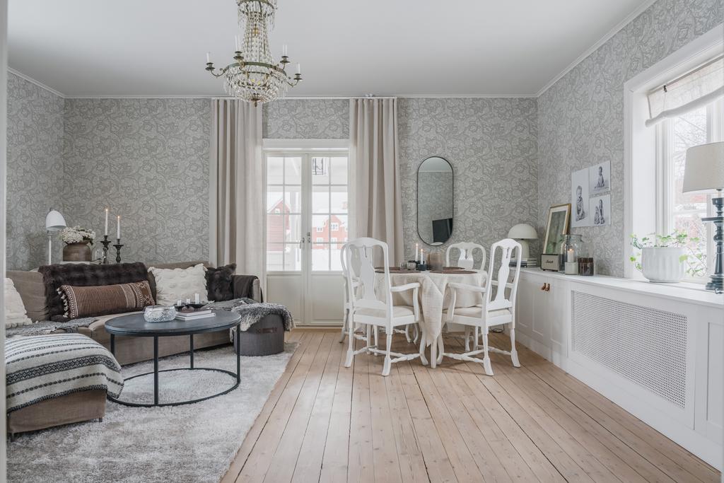 Via rummet nås den generösa verandan som används flitigt under sommartid och blir en naturlig förlängning av bostaden.