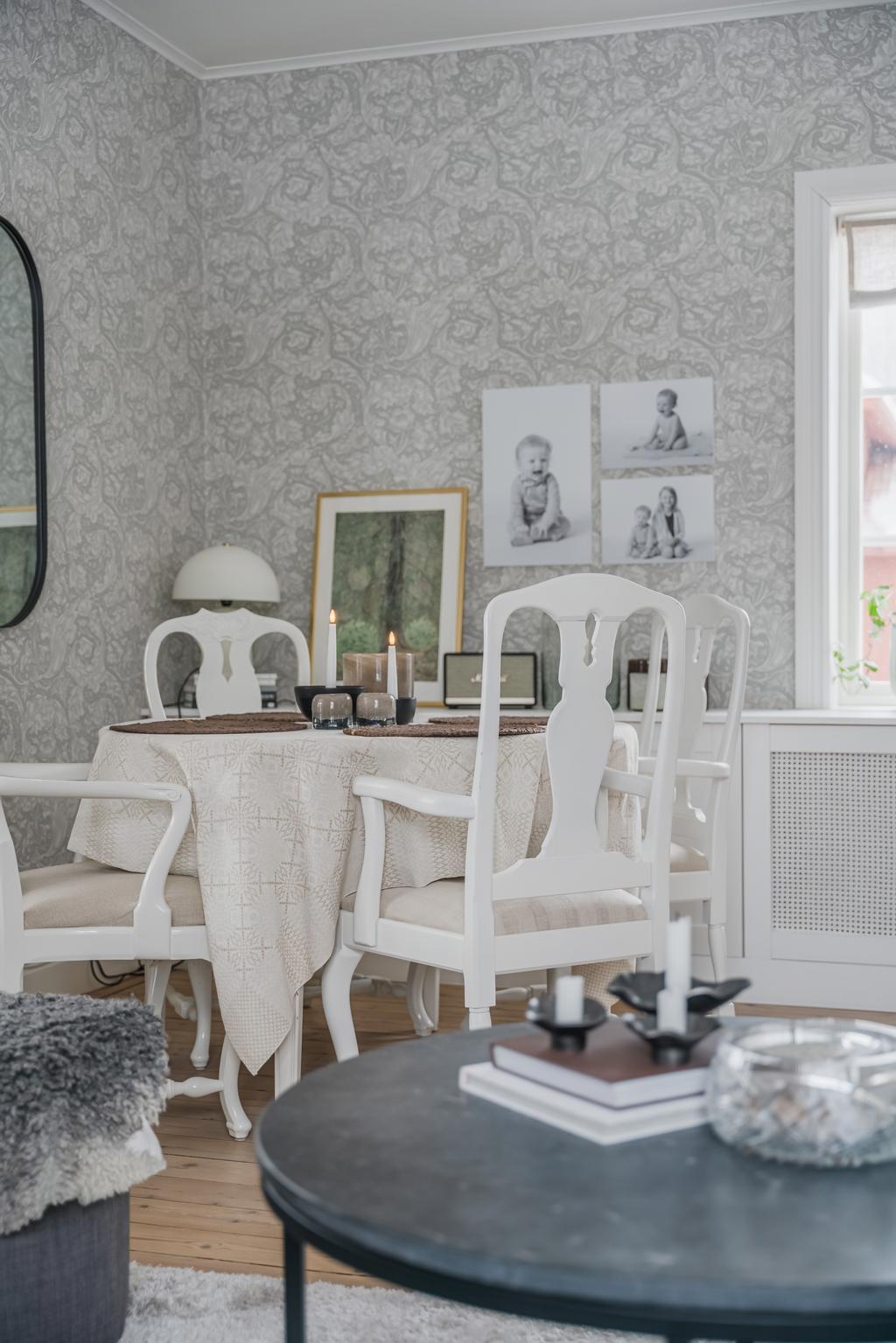 En extra matplats ger rummet en social och flexibel planlösning, idealisk för både familjeliv och umgänge.