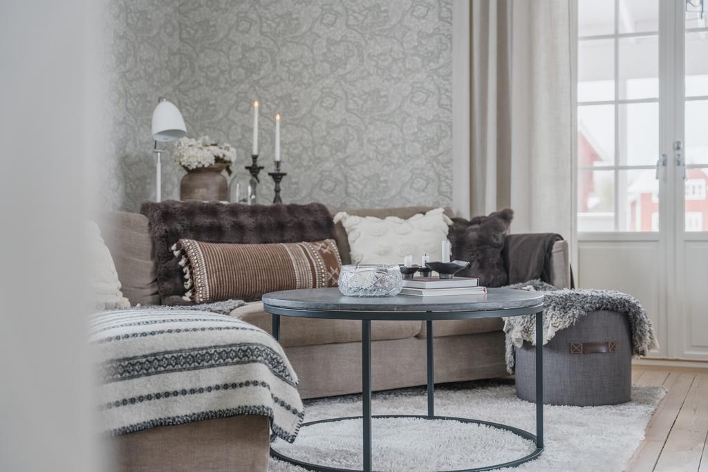 Rummet präglas av harmoniska färgval och en smakfull inredning som bidrar till en varm och ombonad känsla.