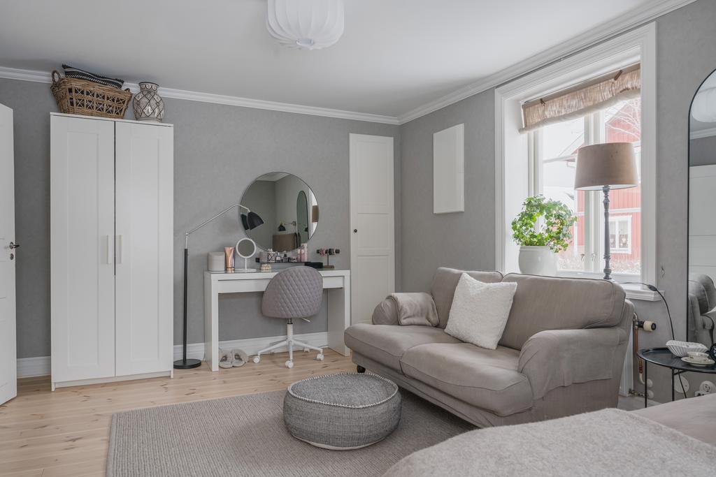 Ett av husets sovrum är bekvämt beläget på entréplan.