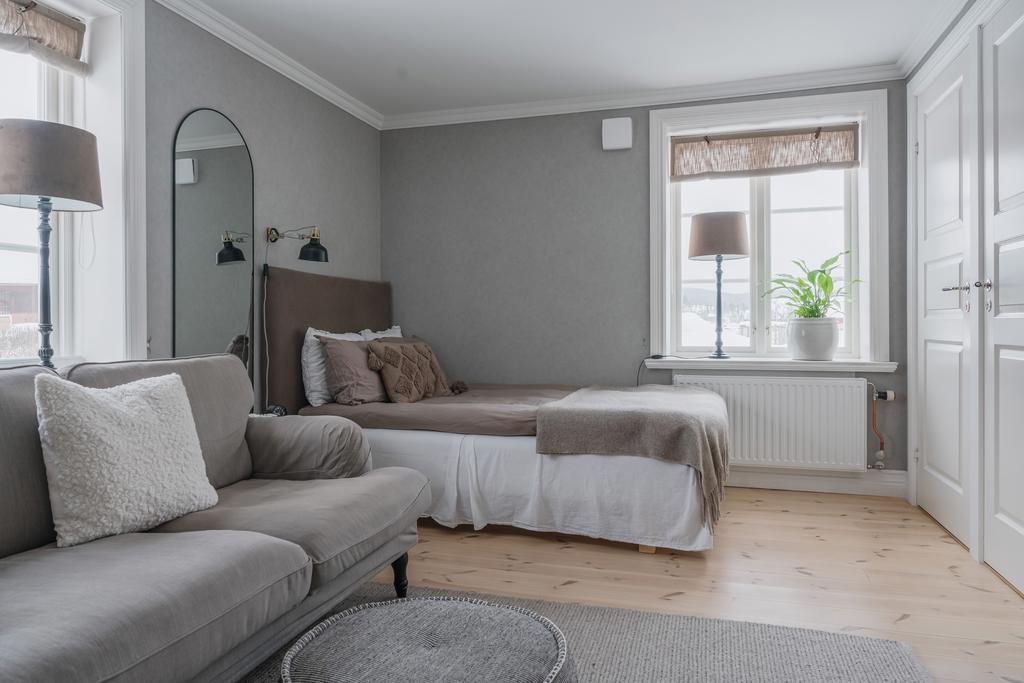 Den generösa storleken ger utrymme för både säng och en mysig sittdel.