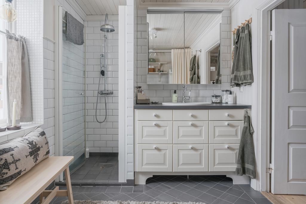 Dusch samt förvaringsmöjligheter. 