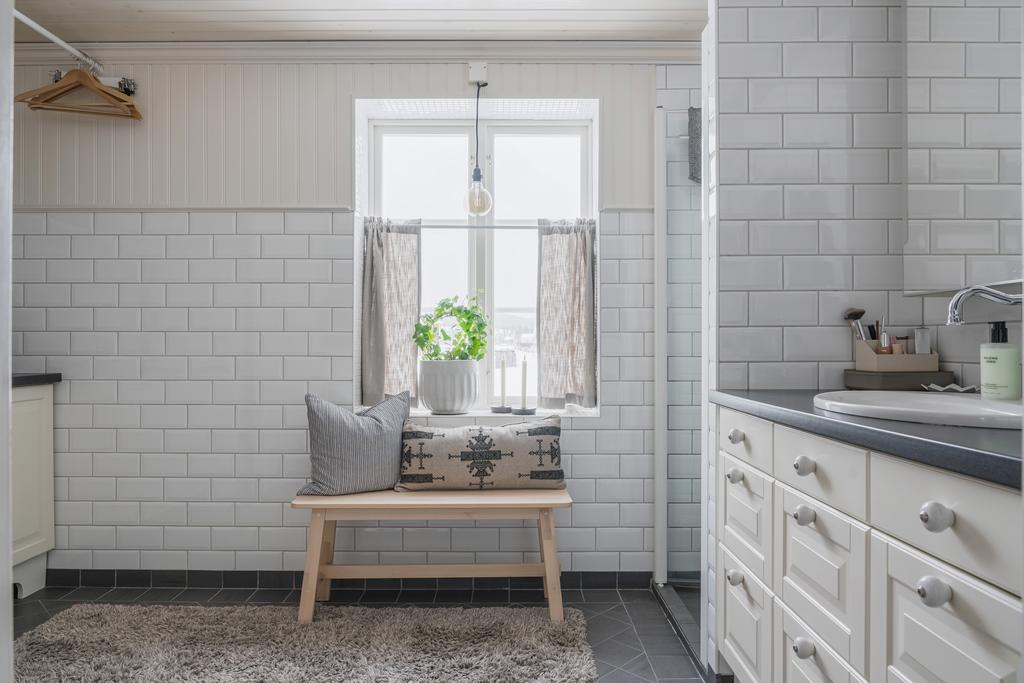 Smakfulla detaljval förstärker badrummets stilrena och inbjudande karaktär.