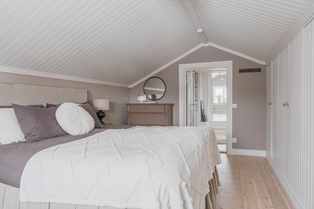 Här finns platsbyggd förvaring som ger goda förvaringsmöjligheter och ett enhetligt intryck.