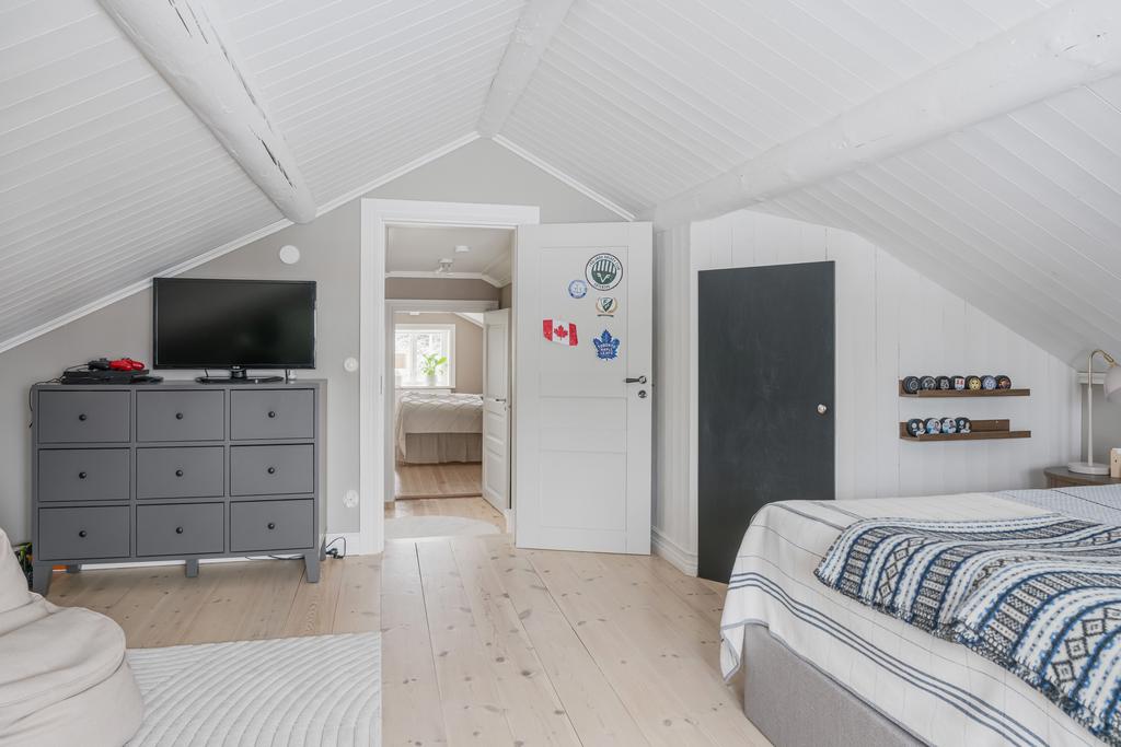 Även detta rum erbjuder platsbyggd förvaring.