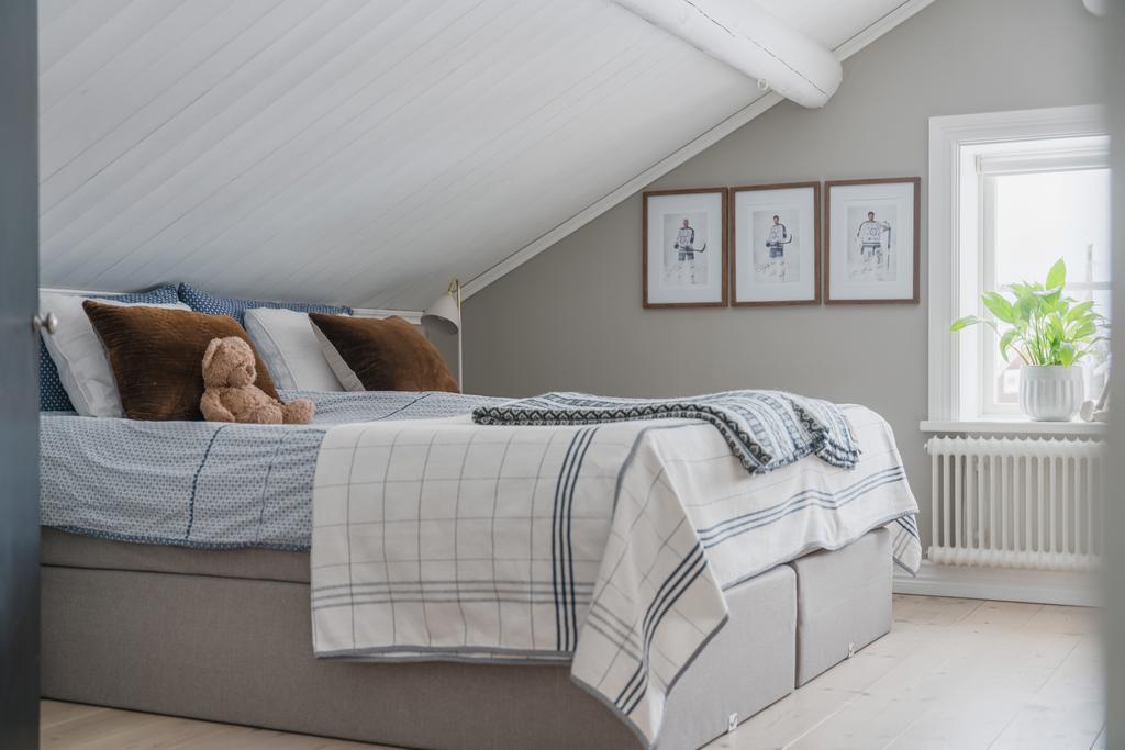Trivsamt sovrum med snedtak och fint ljusinsläpp.
