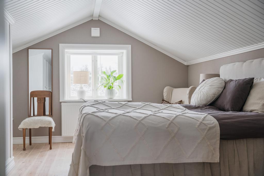 Det snedställda taket tillsammans med det mjuka ljusinsläppet ger rummet en varm och rogivande karaktär.