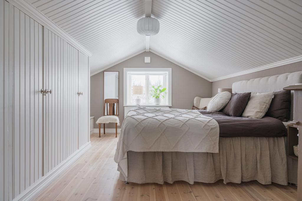 Sovrum 1 – rymligt sovrum med harmonisk sovrumsmiljö.