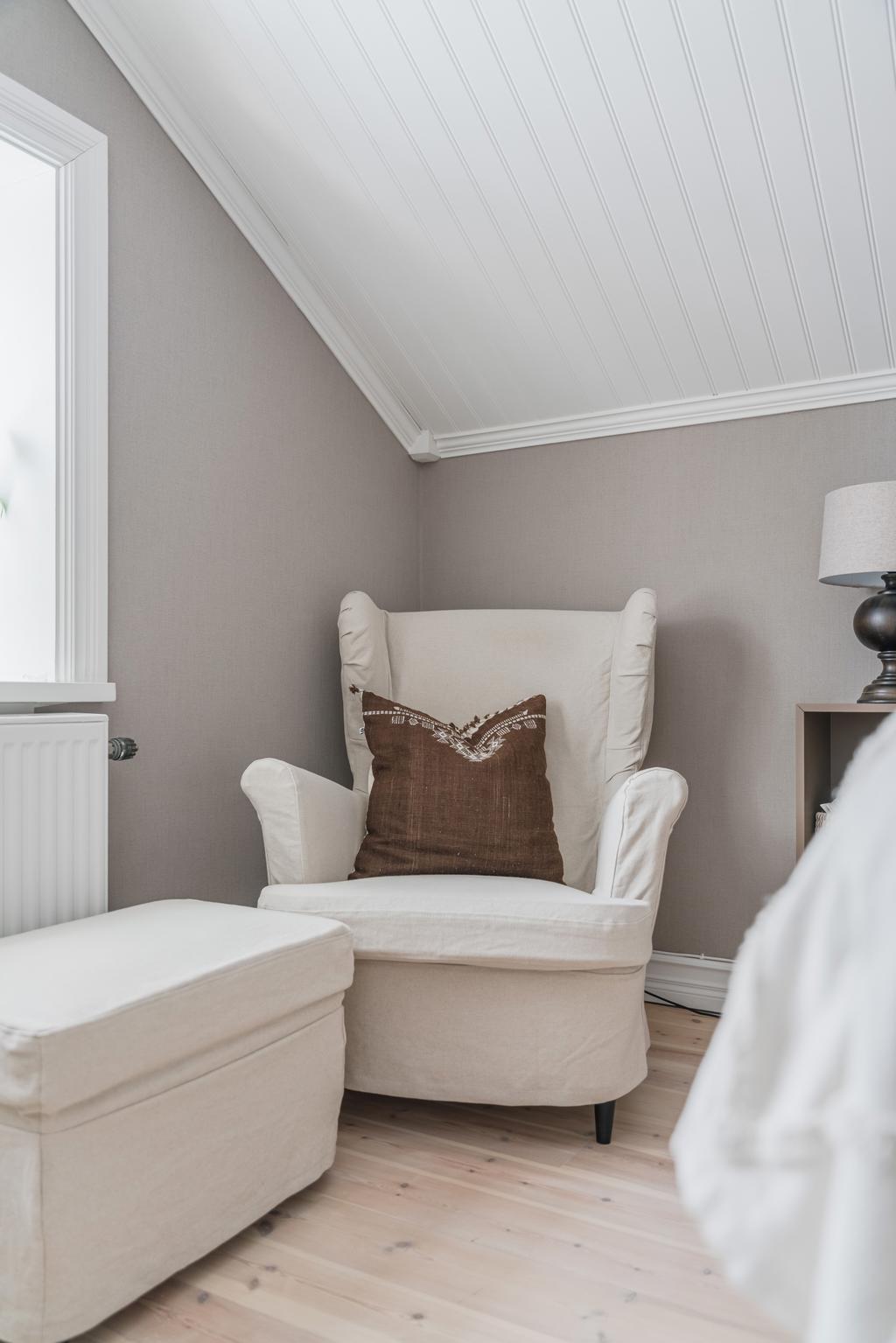 En rofylld hörna med plats för fåtölj skapar extra trivsel i rummet.