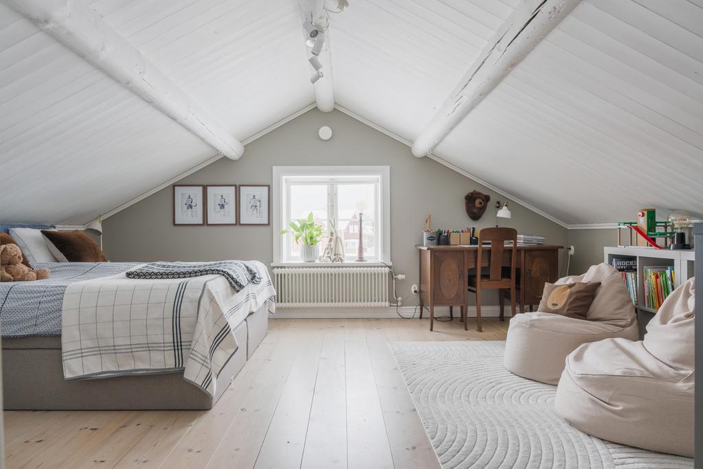 Sovrum 2 – rymligt och mysigt sovrum beläget på övervåningen.