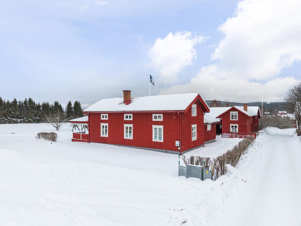  För barnen finns både gungställning och sandlåda, och tomten ramas in av häckar och staket som gör den extra trygg och barnvänlig. 