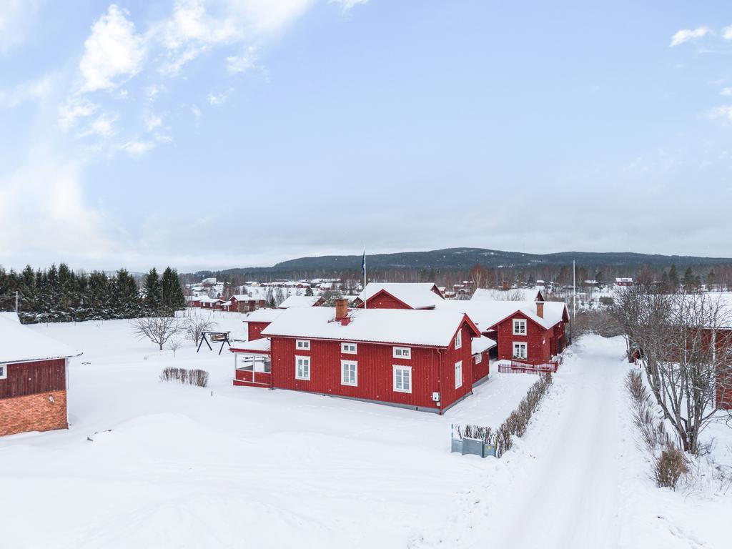 På gården finns stora och välskötta uthus som öppnar upp för många möjligheter. Här finns ett vinterbonat härbre, isolerat rum i uthuslänga samt pannrum med dusch och wc. 