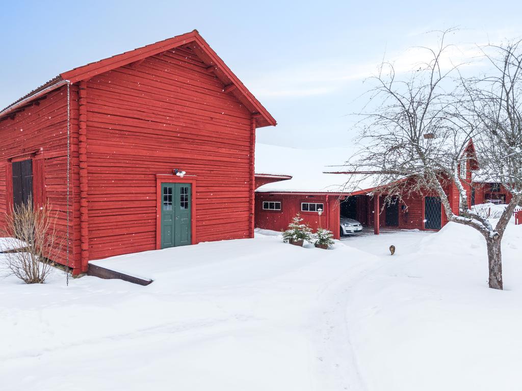  Här finns carport med plats för två bilar och installerad elbilsladdare, samt garage för ytterligare förvaring eller bilplats.