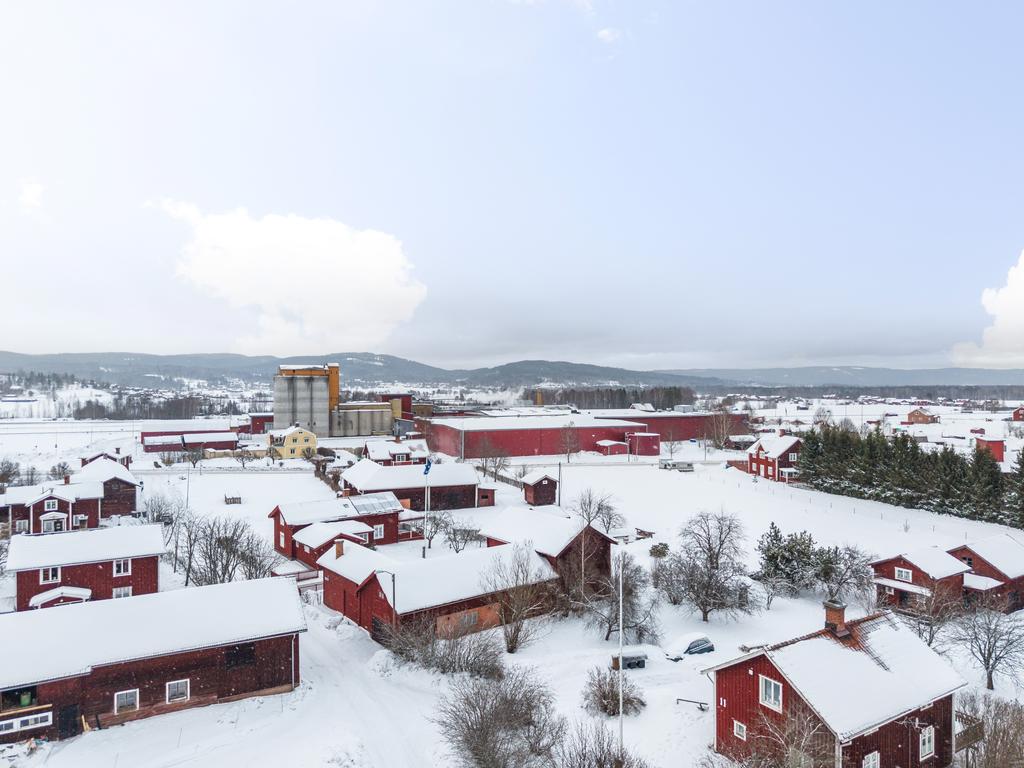 Här bor du med gångavstånd till badplatsen vid Stortjärn och busshållsplats hittar du cirka 100 meter bort. Till centrala Leksand tar du dig på bara några minuter med bil.
