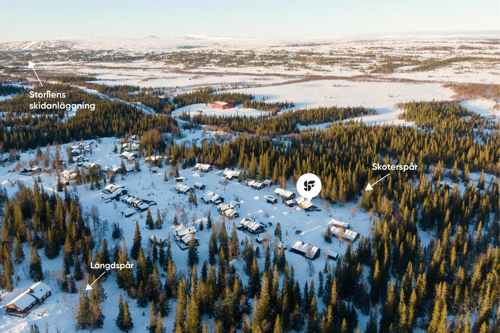 Ett oslagbart läge för fjällälskaren. Här ser ni stugans placering med skoterspåret precis utanför dörren. Endast 500 meter bort ansluter ni till välpreparerade längdspår, och med en kort biltur når ni Storliens skidsystem. 