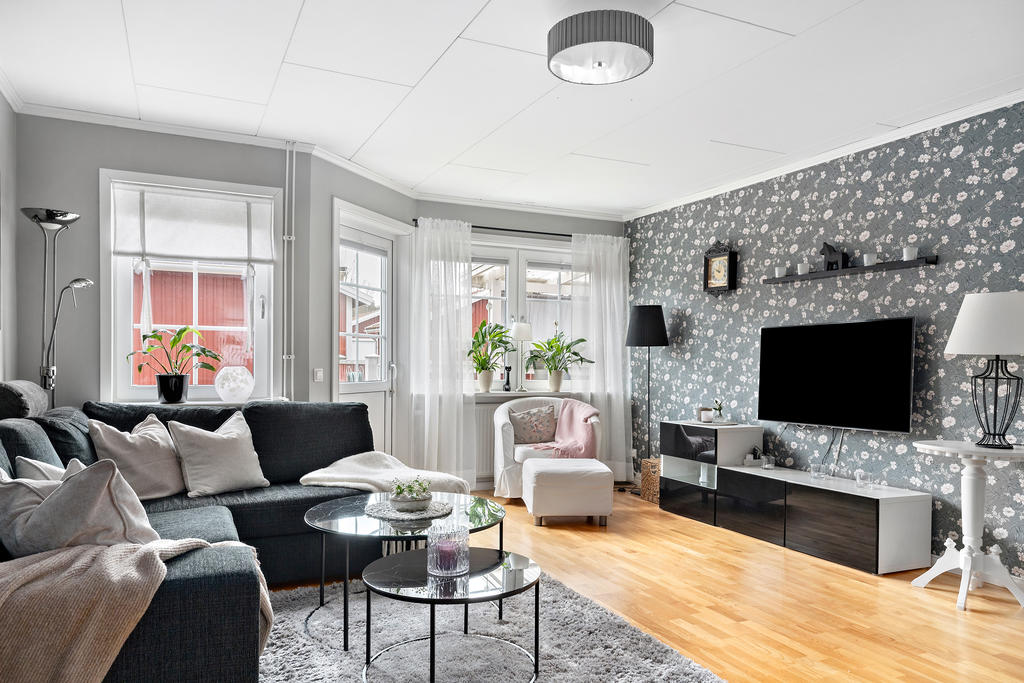 Vardagsrum med utgång till altan