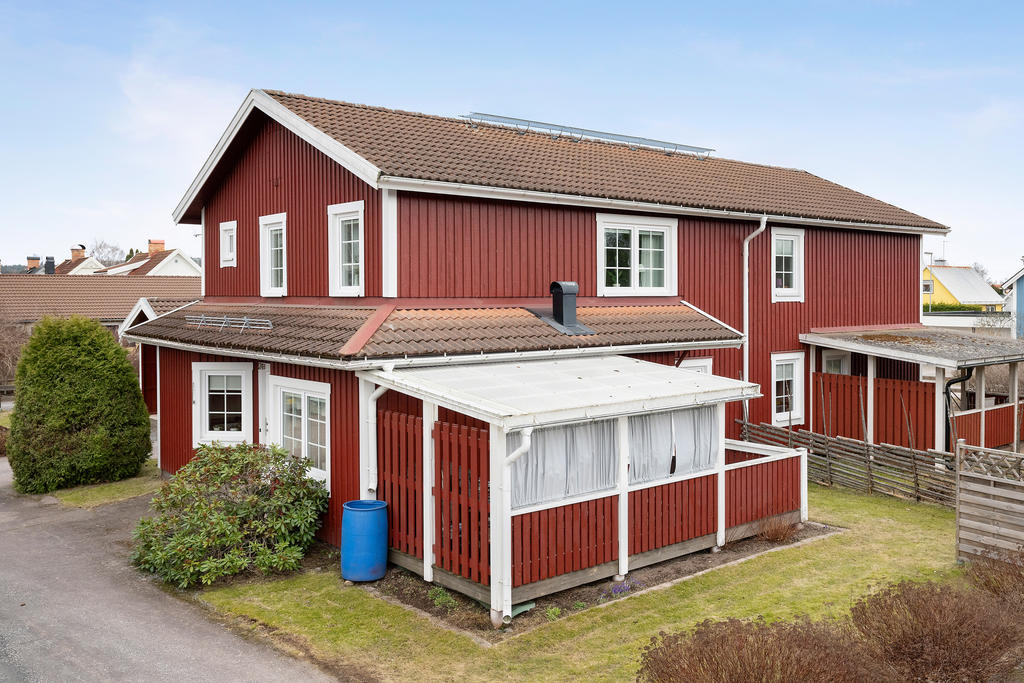 Vy över altan och trädgården