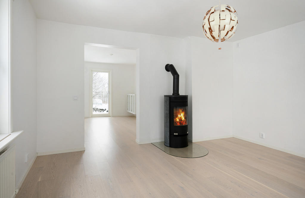 Vardagsrum med braskamin