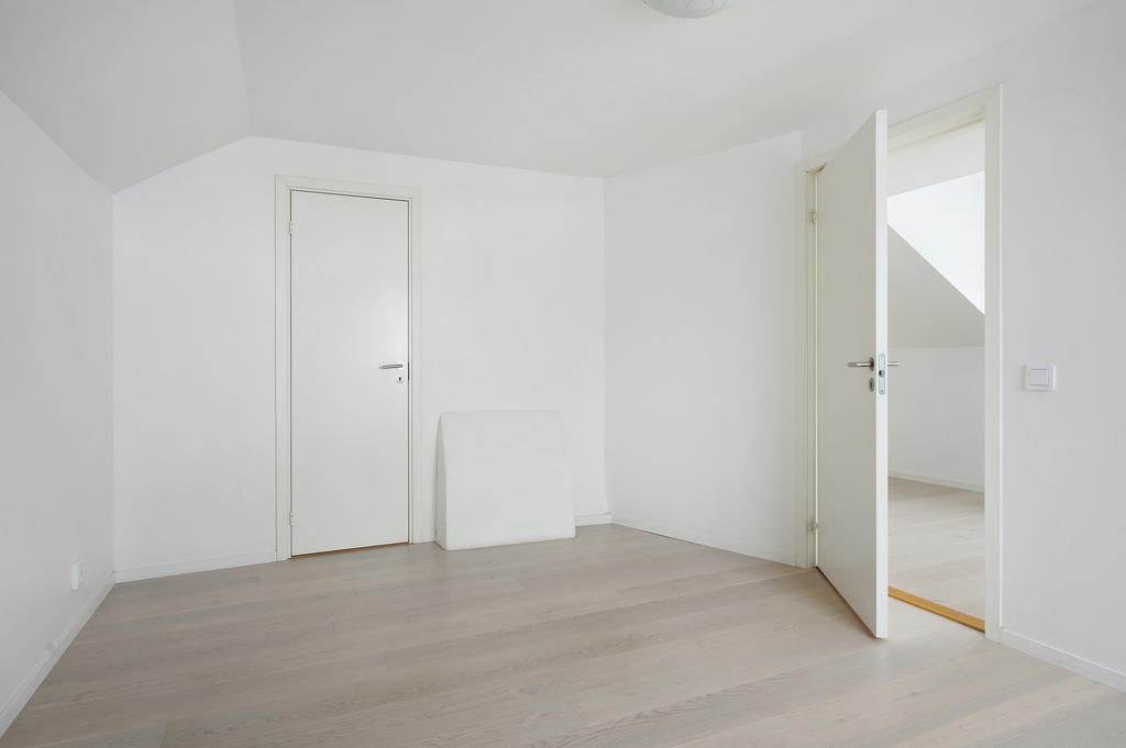 Sovrum med ingång till klädkammare