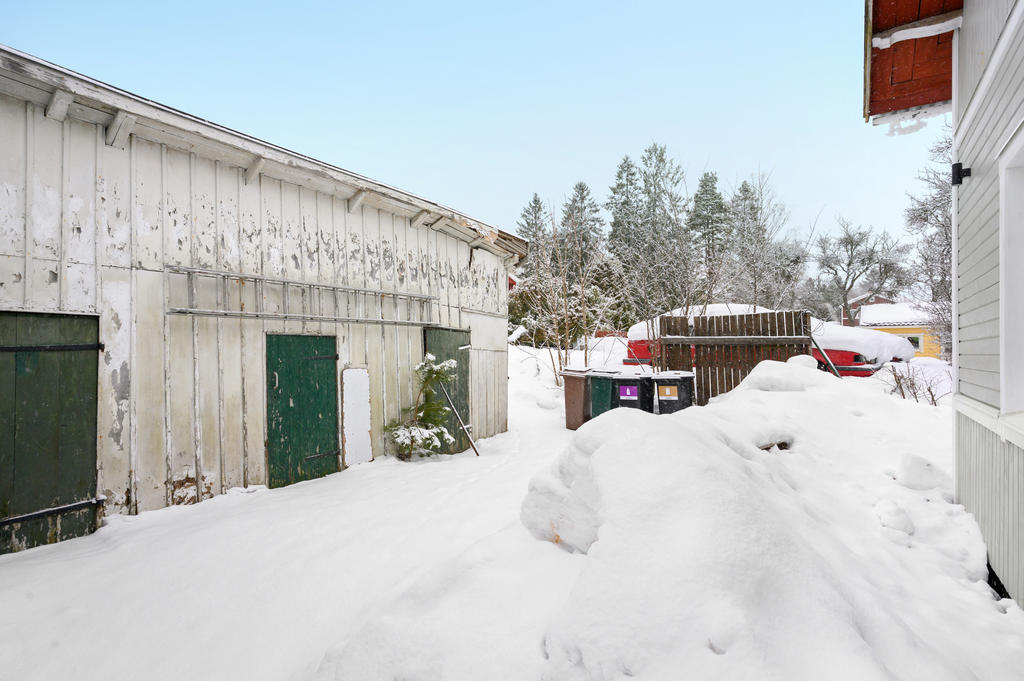 Uthus med förråd/vedbod. 