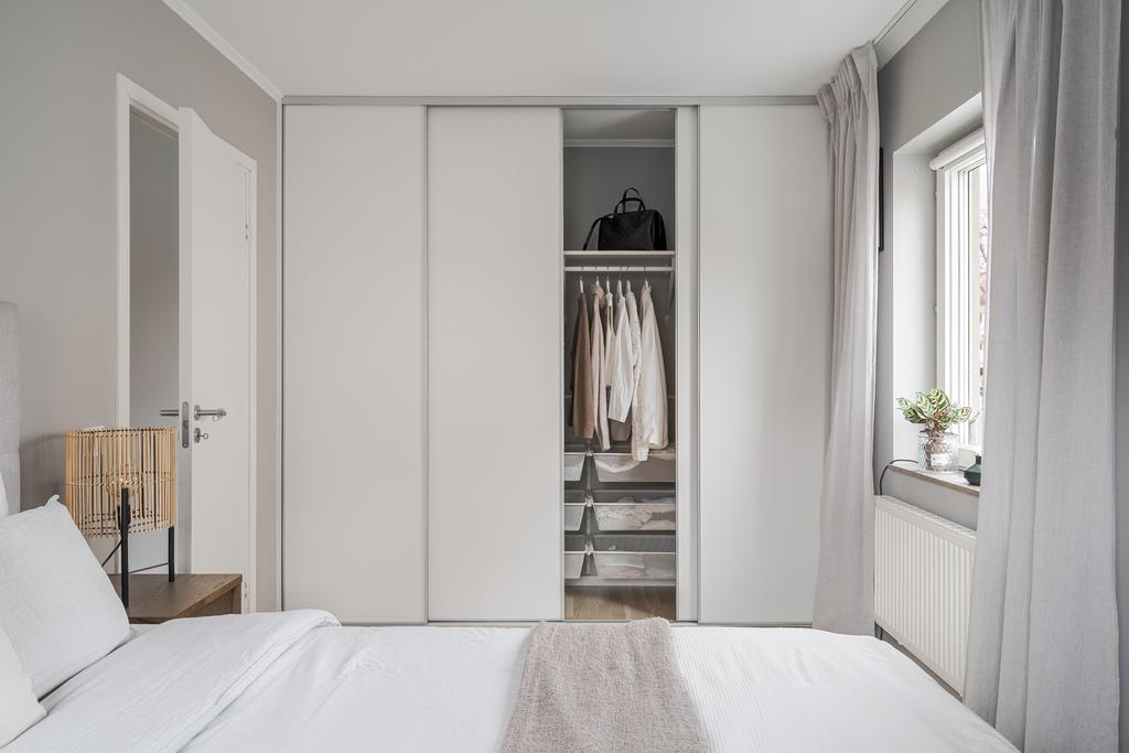 Med gott om förvaring bakom skjutdörrar 