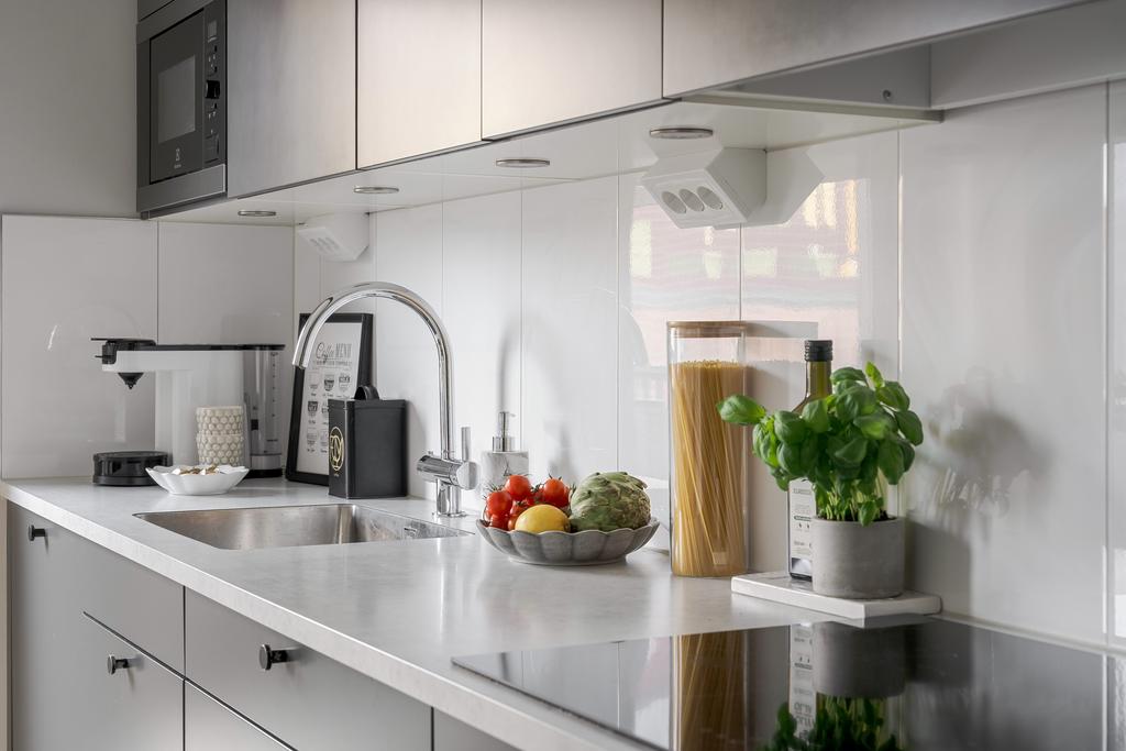 Grå luckor och bänkskiva i laminat 