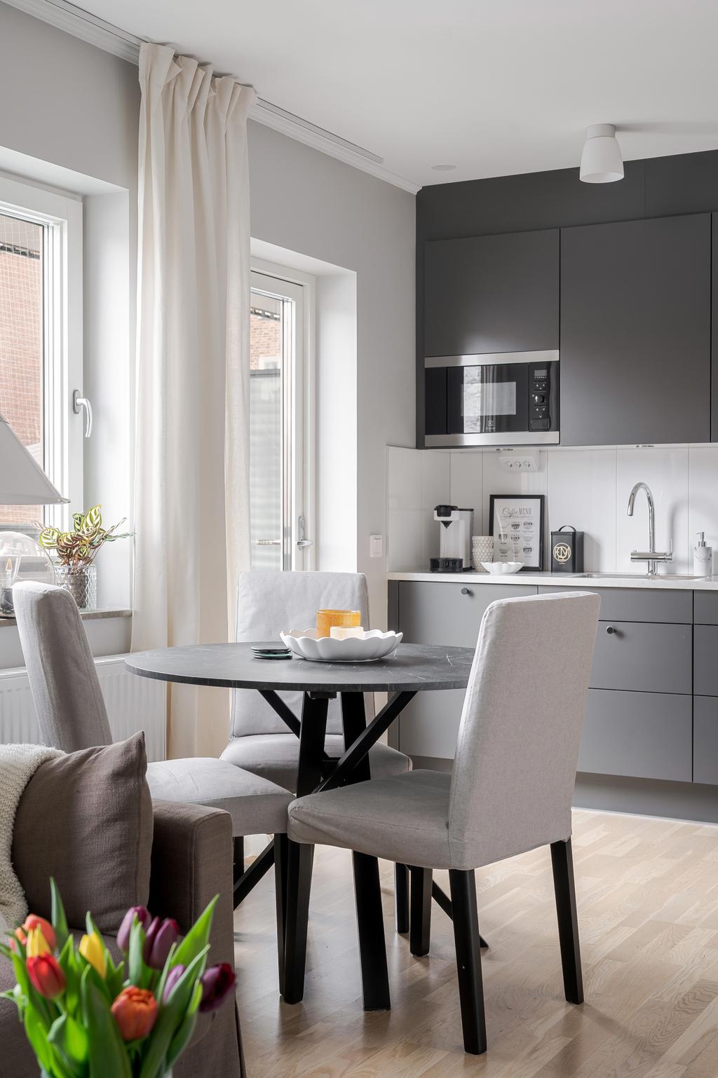 Matplats vid fönstret