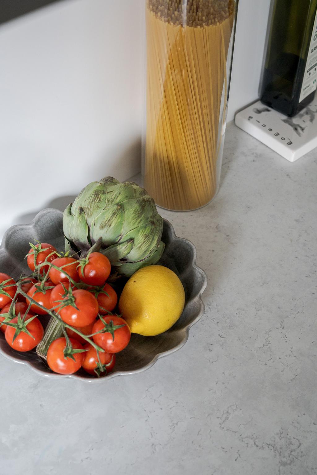 Ljus bänkskiva i laminat 