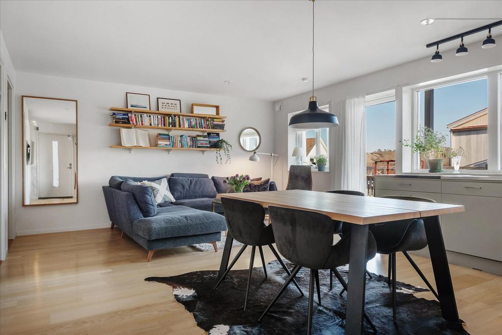 Kök och vardagsrum i öppen planlösning 