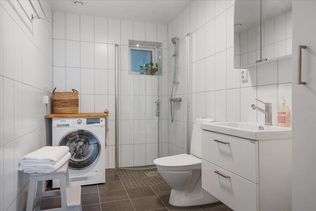 Badrum med dusch och kombi tvättmaskin/torktumlare