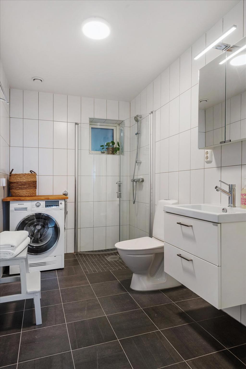 Badrum med dusch och kombi tvättmaskin/torktumlare