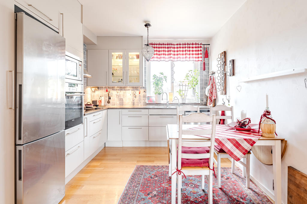 Köket har bra förvaring.