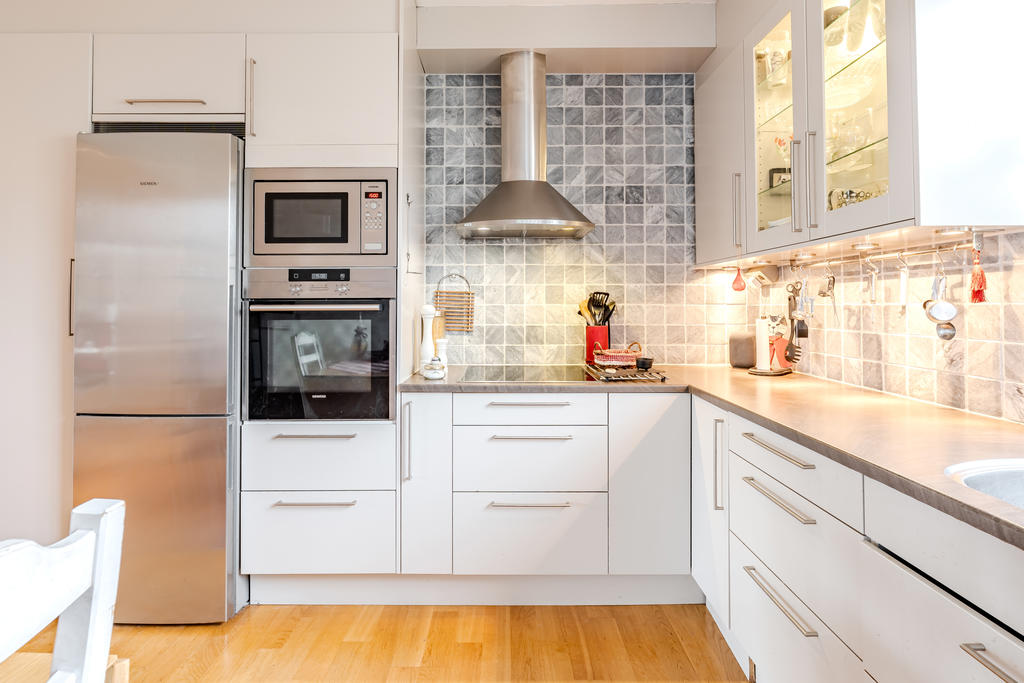 Köket är stilrent.