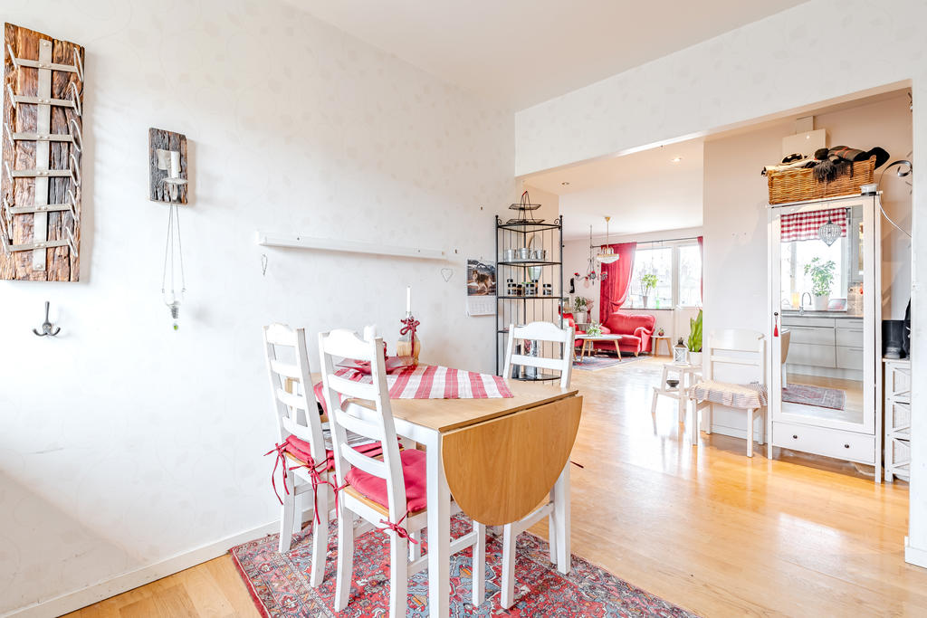 Här ryms ett bord för 4 personer. 