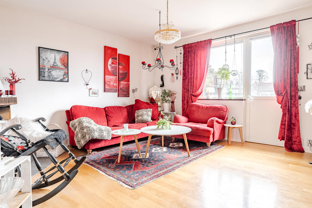 Vardagsrummet har plats för en stor soffa!