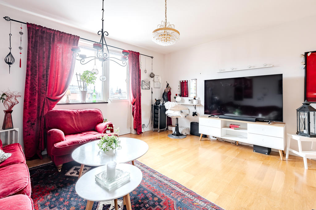 I vardagsrummet finns utgången till balkongen. 