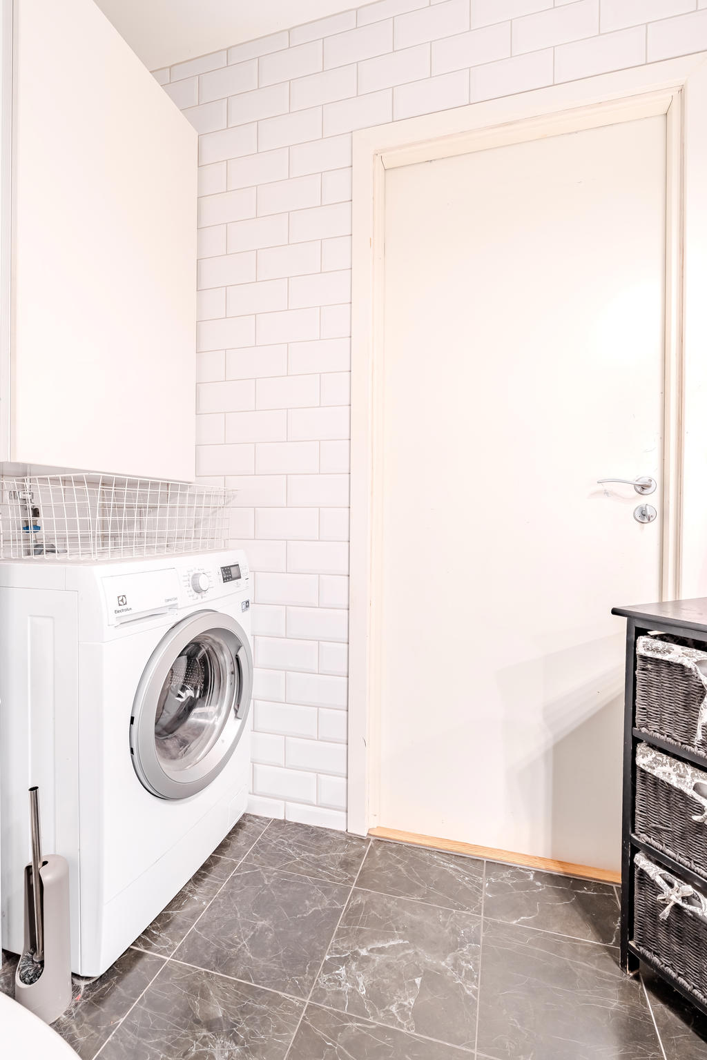 I badrummet finns även en tvättmaskin som förenklar vardagen. 