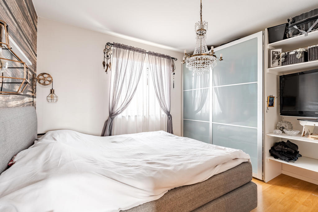 Sovrummet har bra förvaringsmöjligheter. 